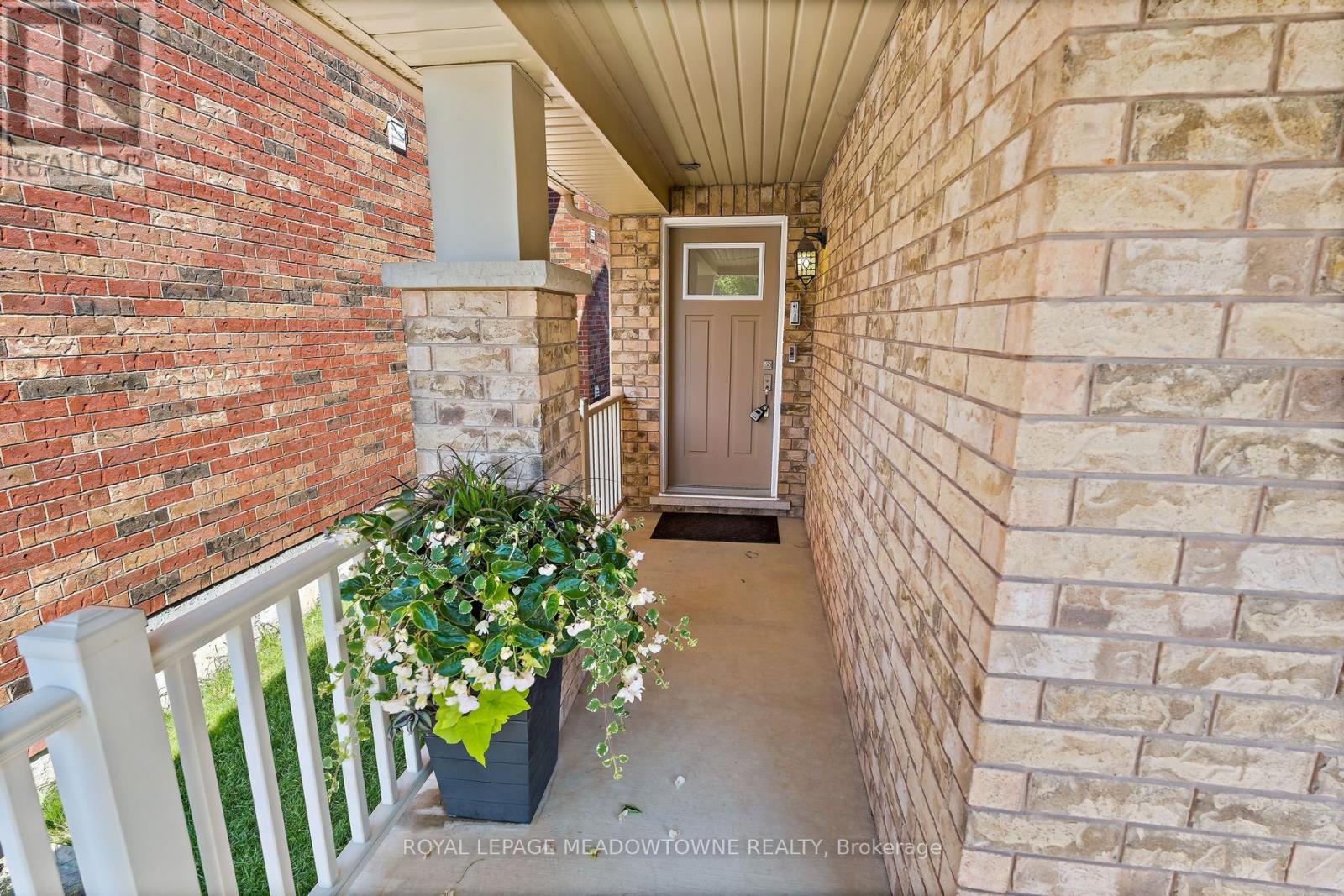 451 Zuest Crescent, Milton, Ontario  L9T 8E7 - Photo 4 - W13250160