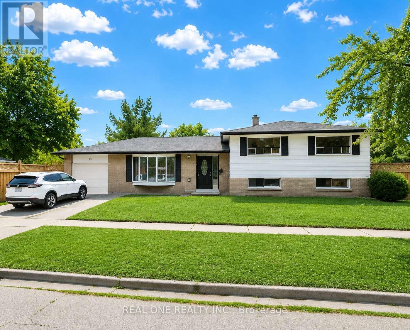 1 GROVENEST DRIVE, Toronto, Ontario