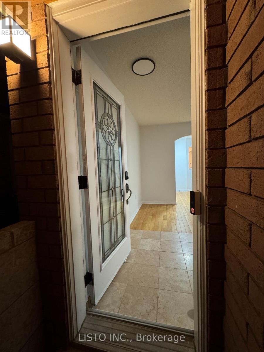 128 Sweetwood Circle, Brampton, Ontario  L7A 2S2 - Photo 2 - W13410632