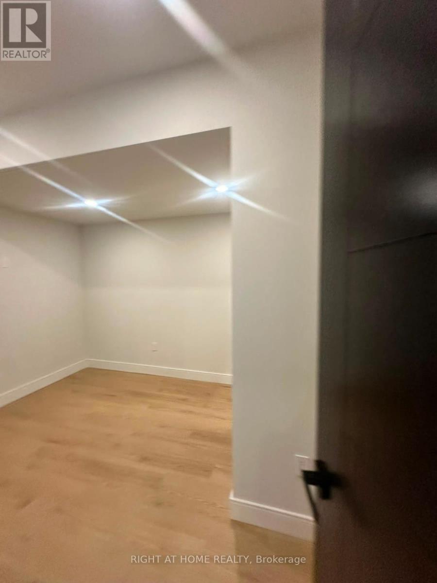 855 TENTH STREET, Mississauga, Ontario