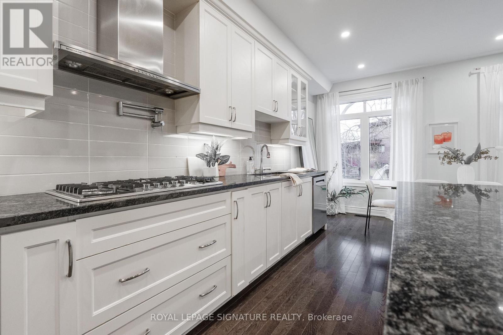 14 Queen Mary Court, Vaughan, Ontario  L4L 0H9 - Photo 4 - N13410762