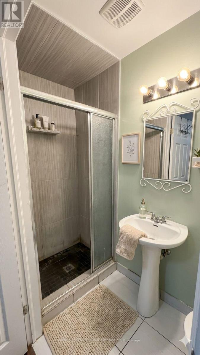 Upper Floor - 30 Woodward Avenue, London North, Ontario  N6H 2G7 - Photo 7 - X13228892