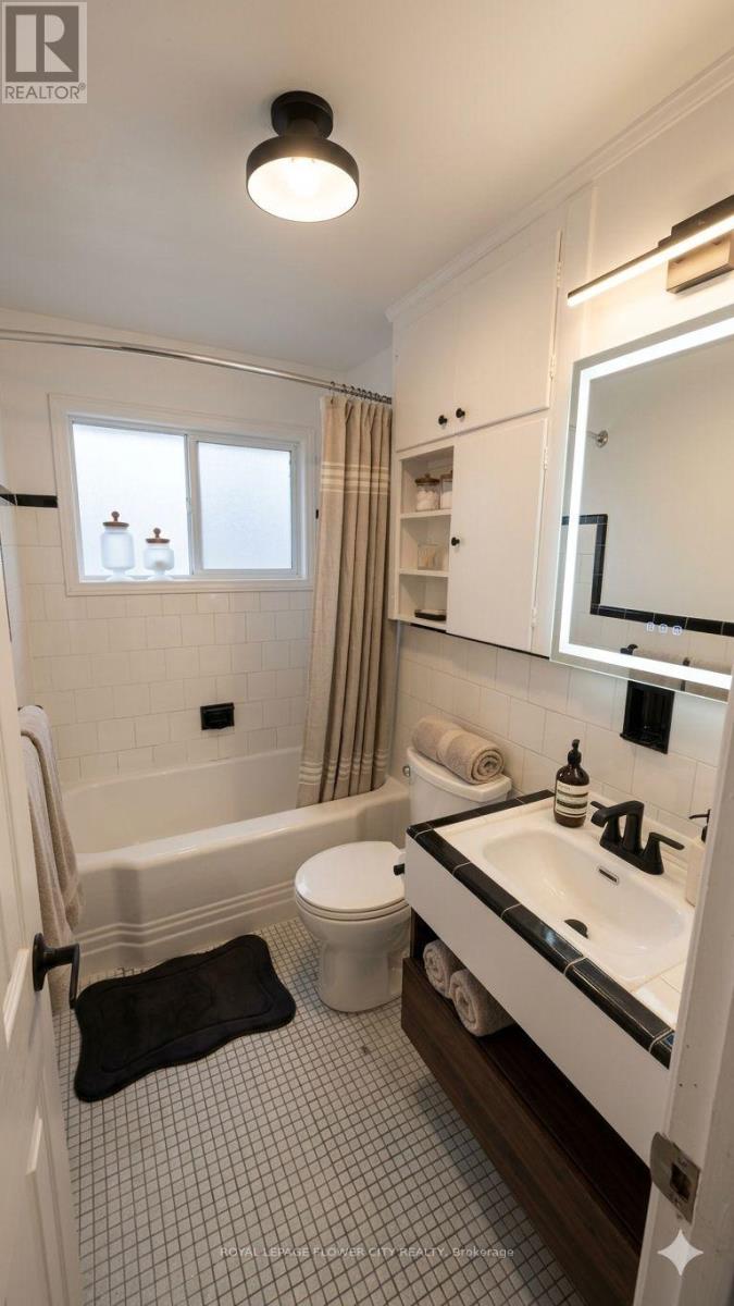 Upper Floor - 30 Woodward Avenue, London North, Ontario  N6H 2G7 - Photo 5 - X13228892