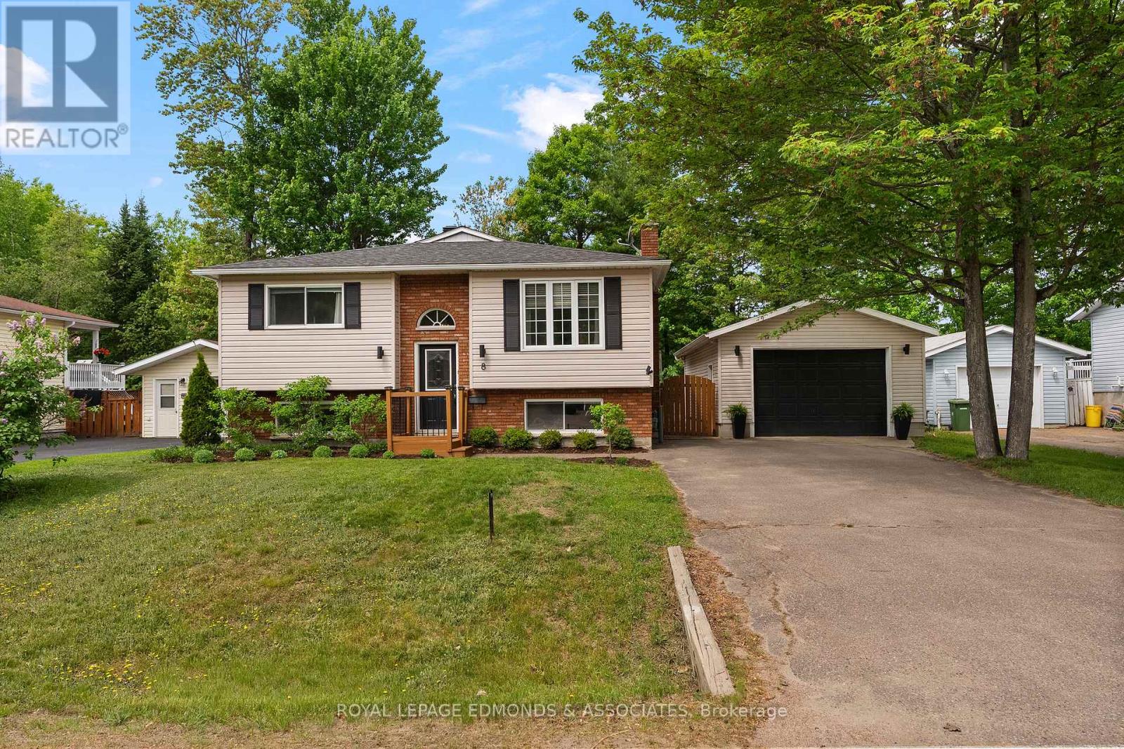 8 Jan Drive, Petawawa, Ontario  K8H 3M5 - Photo 2 - X13410932