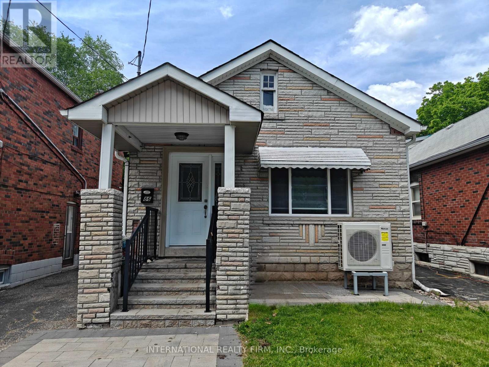 <div class="slider-price">$1,095,000</div><p>86 Patterson Avenue, Toronto, Ontario</p>