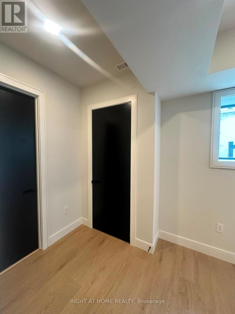 855 Tenth Street, Mississauga, Ontario  L5E 1S7 - Photo 3 - W13410668