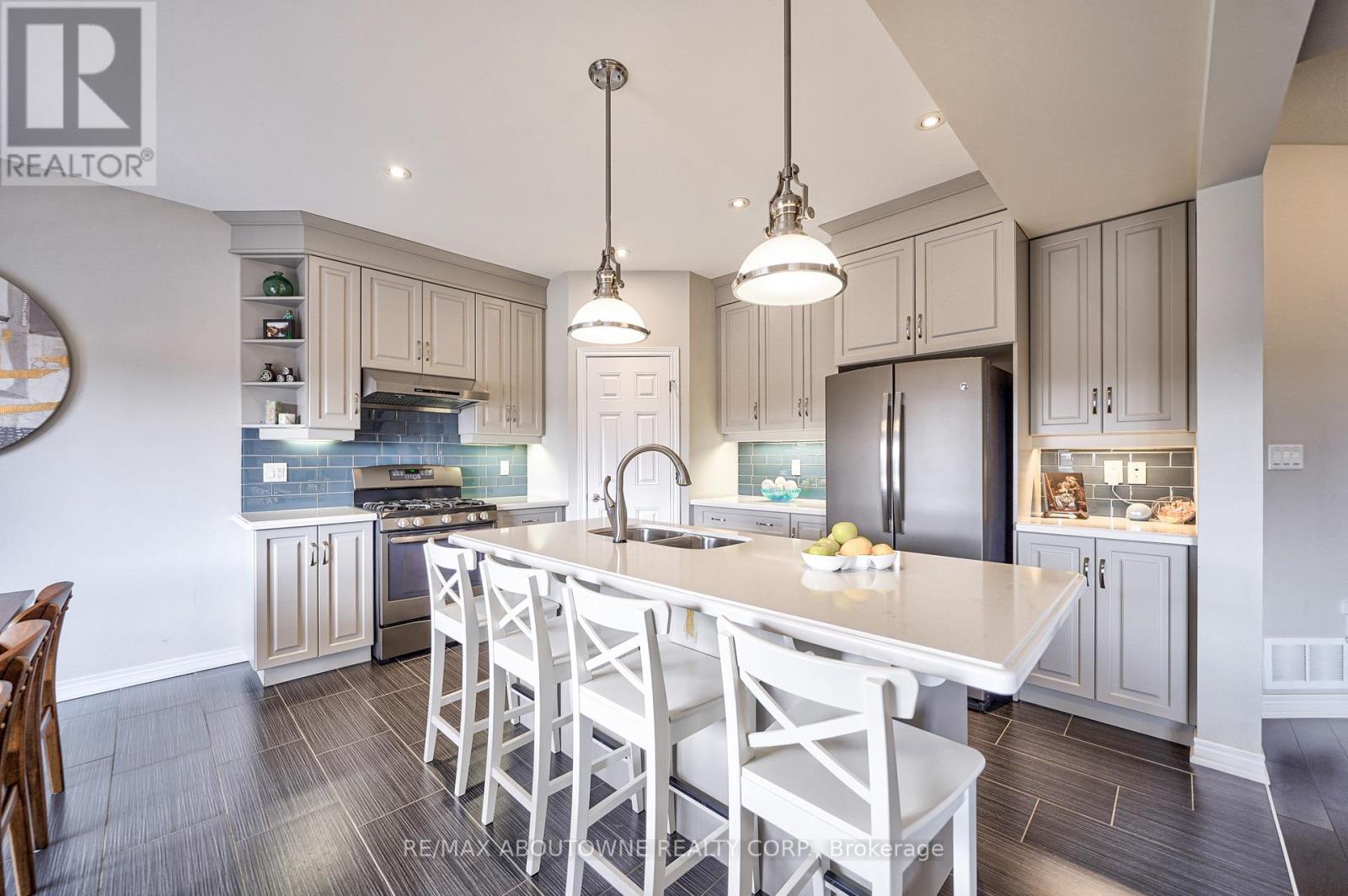 Upper - 195 Greti Drive, Hamilton, Ontario  L9B 1P9 - Photo 14 - X13411092