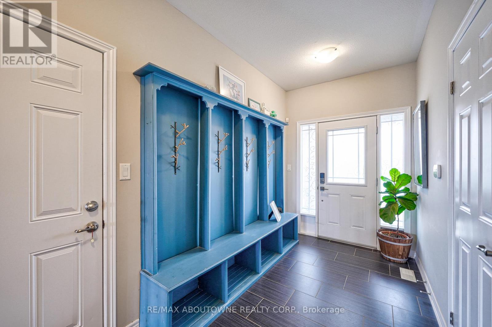 Upper - 195 Greti Drive, Hamilton, Ontario  L9B 1P9 - Photo 4 - X13411092