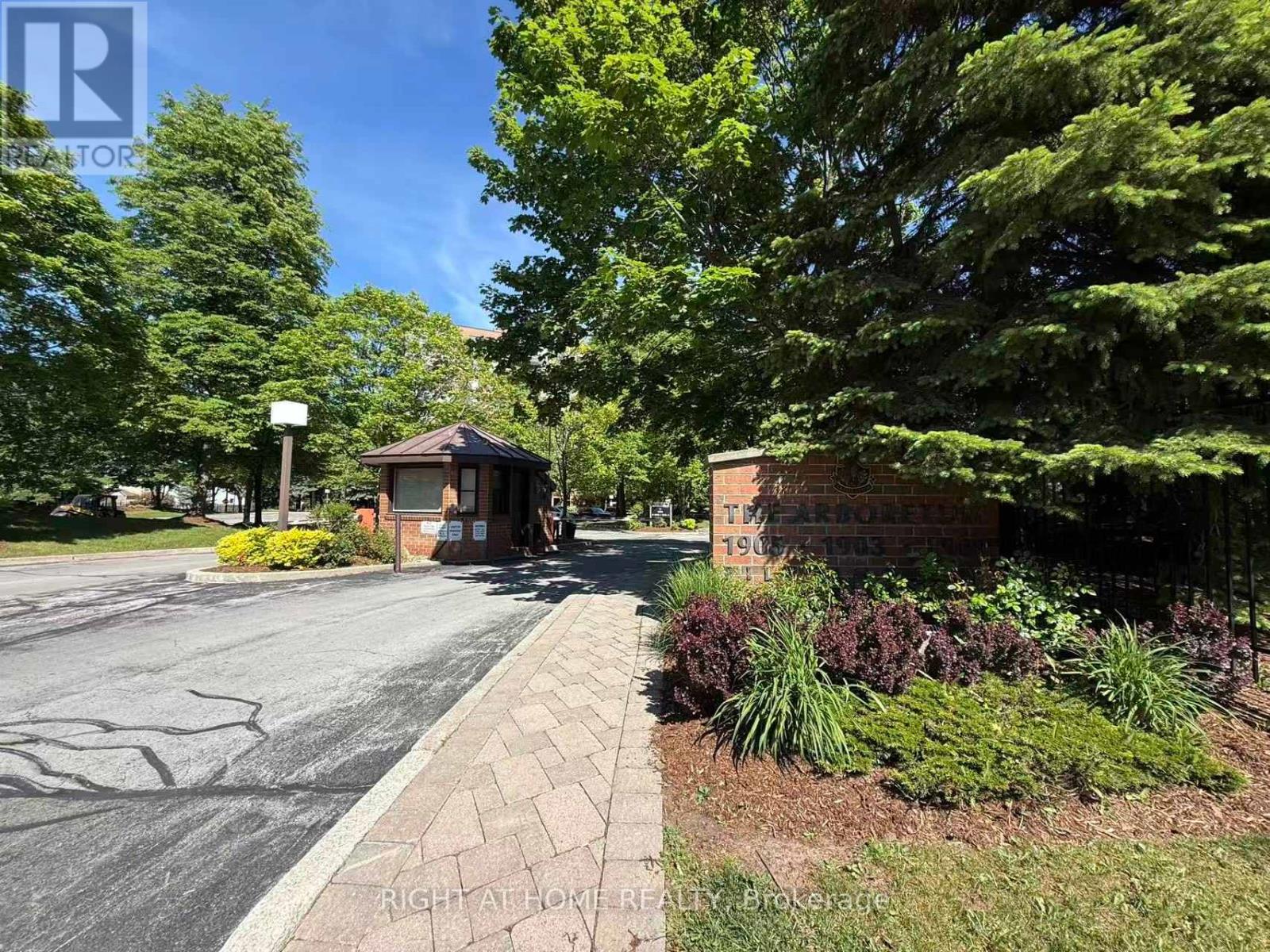 301 - 1901 Pilgrims Way, Oakville, Ontario  L6M 2W9 - Photo 1 - W13411156