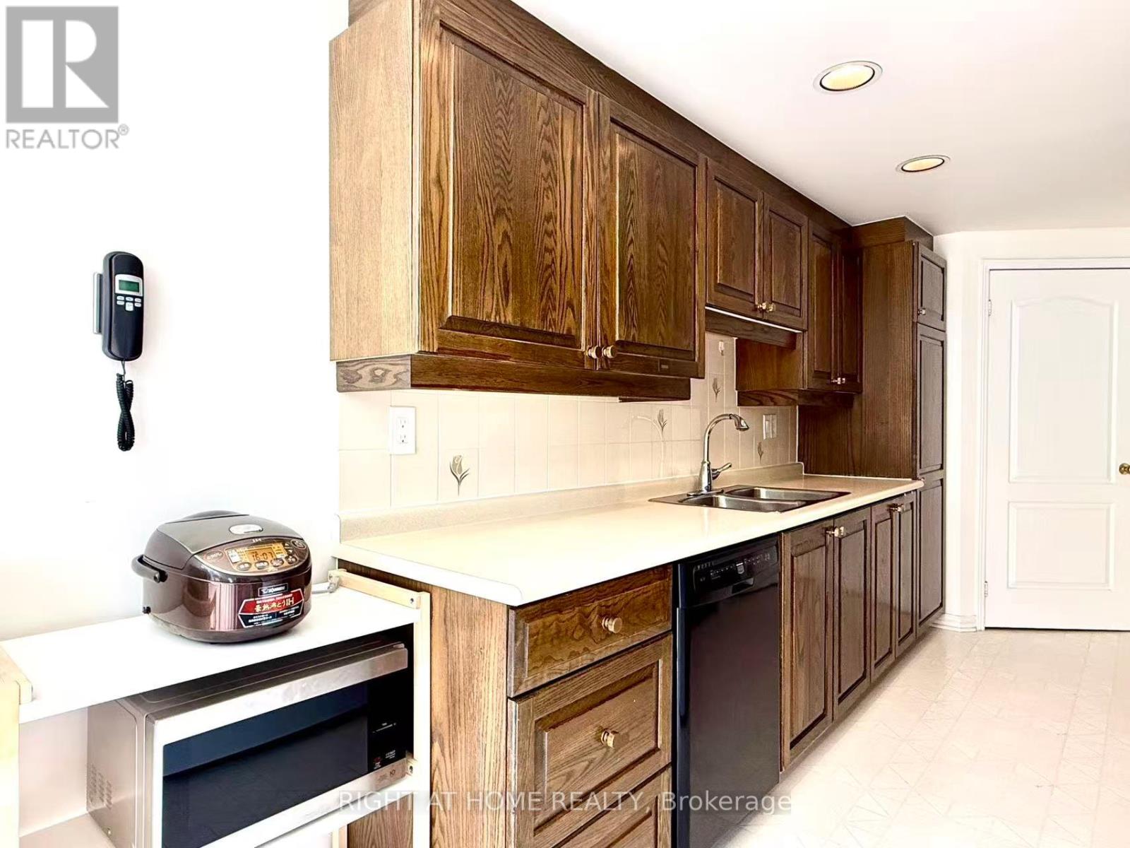 301 - 1901 Pilgrims Way, Oakville, Ontario  L6M 2W9 - Photo 13 - W13411156