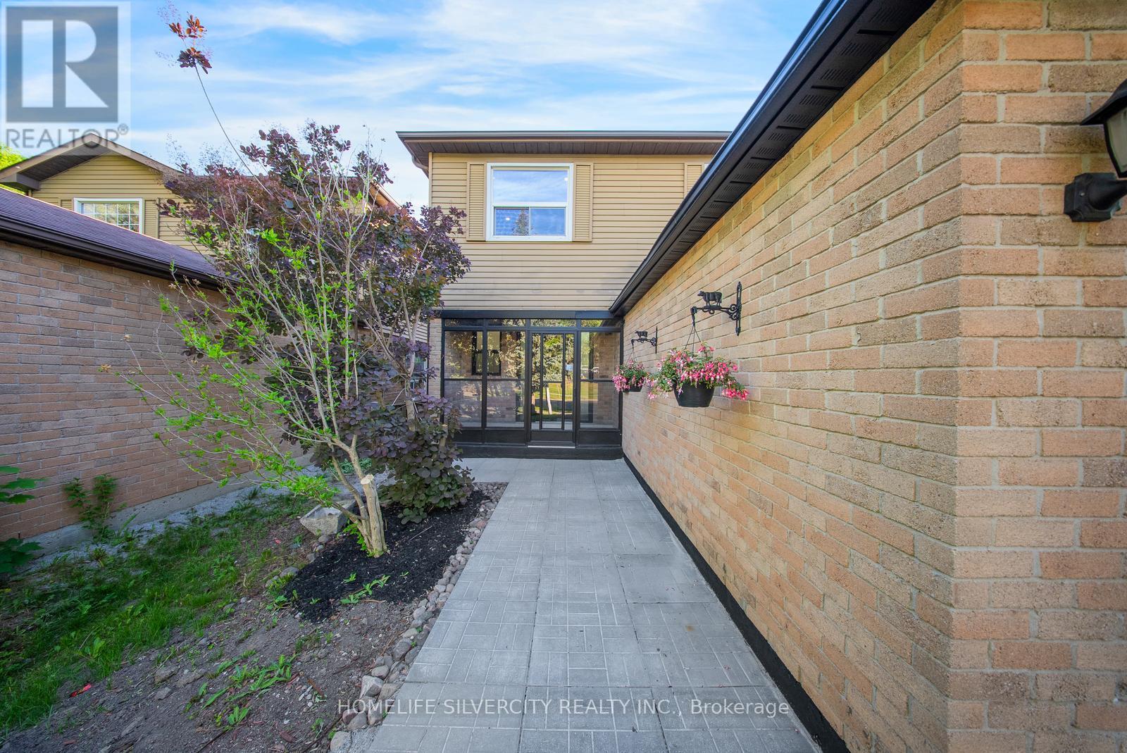 3 Folkstone Crescent, Brampton, Ontario  L6T 3M4 - Photo 5 - W13411186