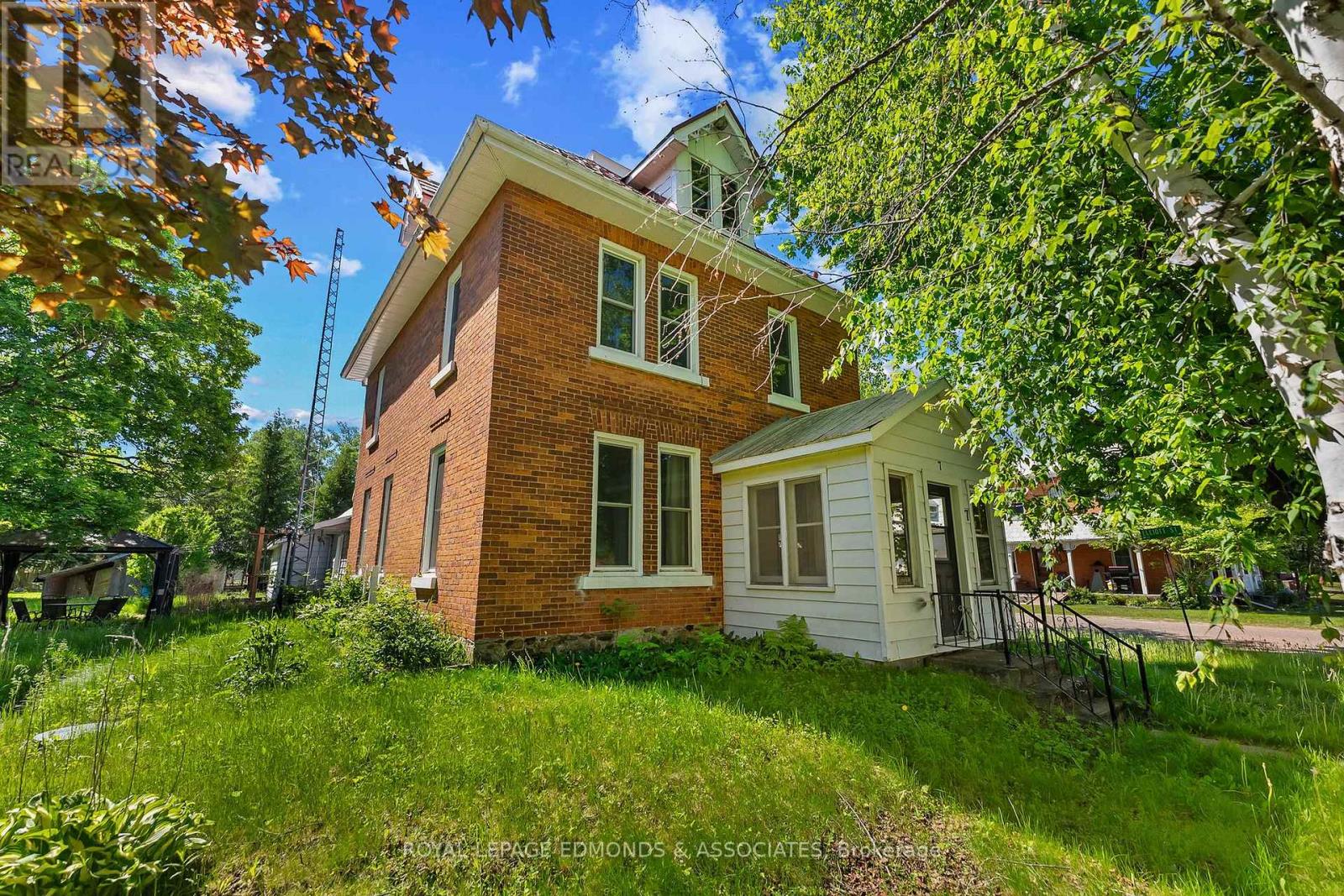 7 LITTLE STREET, Whitewater Region, Ontario