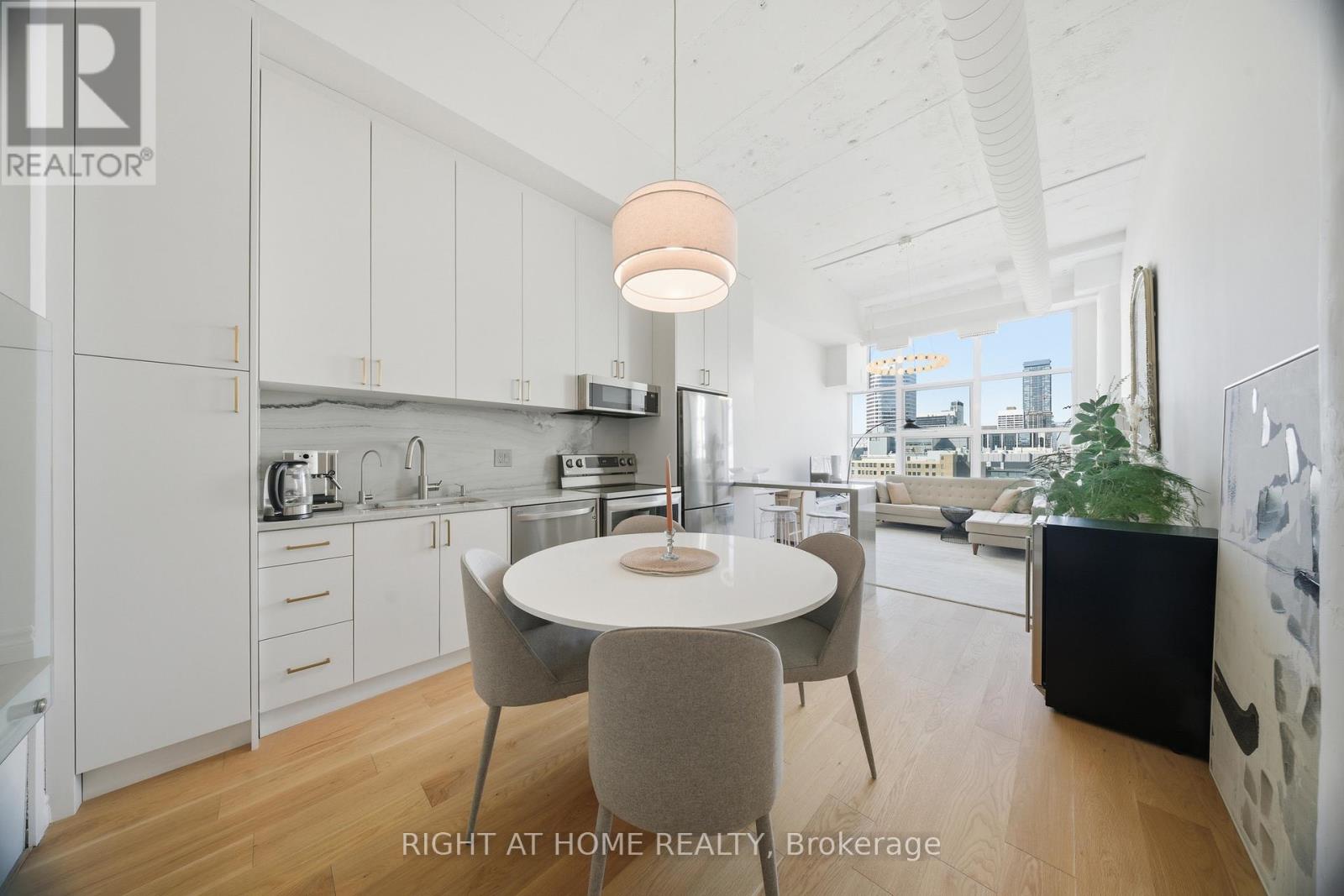 1011 - 155 DALHOUSIE STREET, Toronto, Ontario