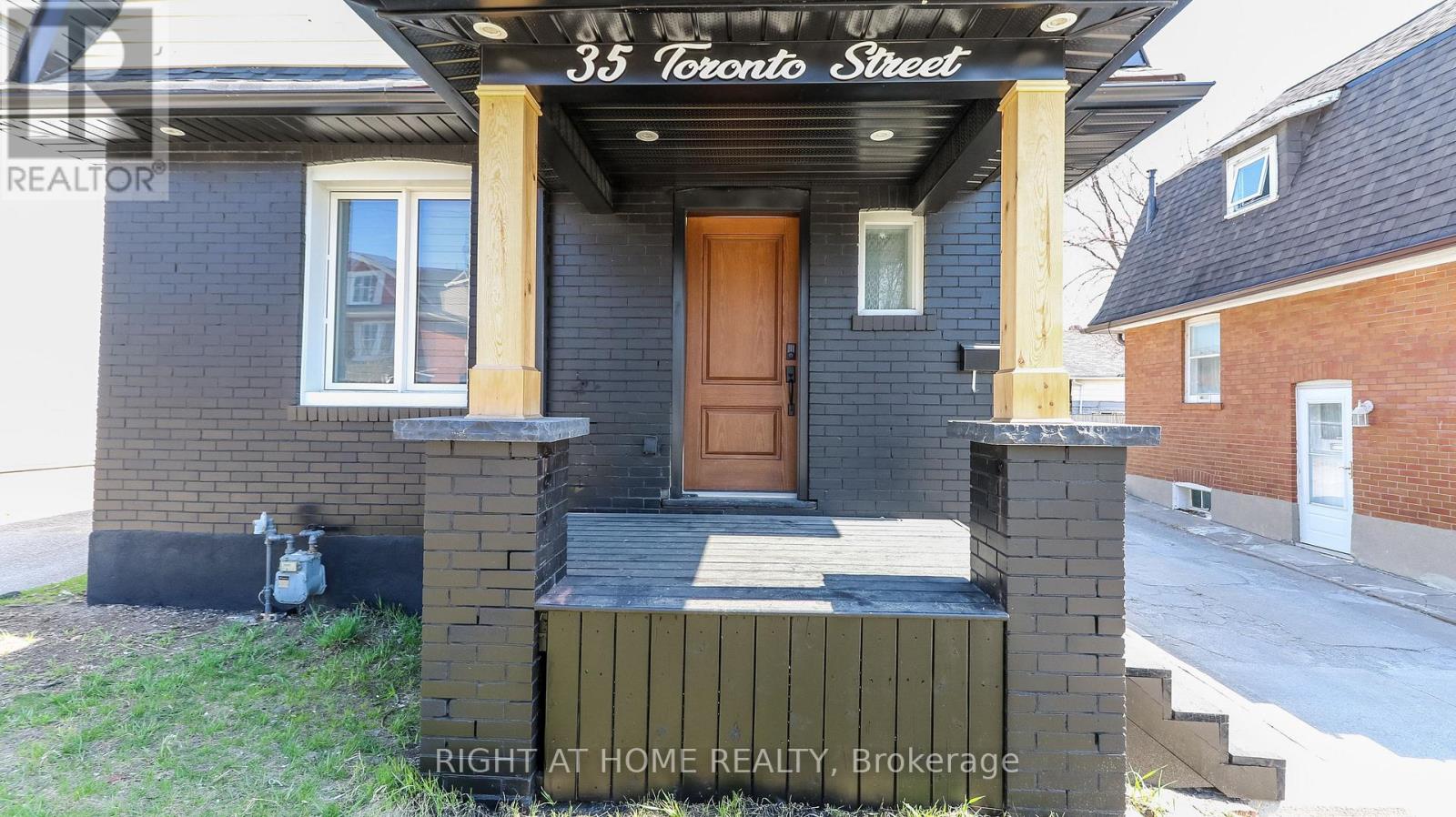 35 Toronto Street, Barrie (City Centre), Ontario L4N 1T8 - Photo 2 - S13411292