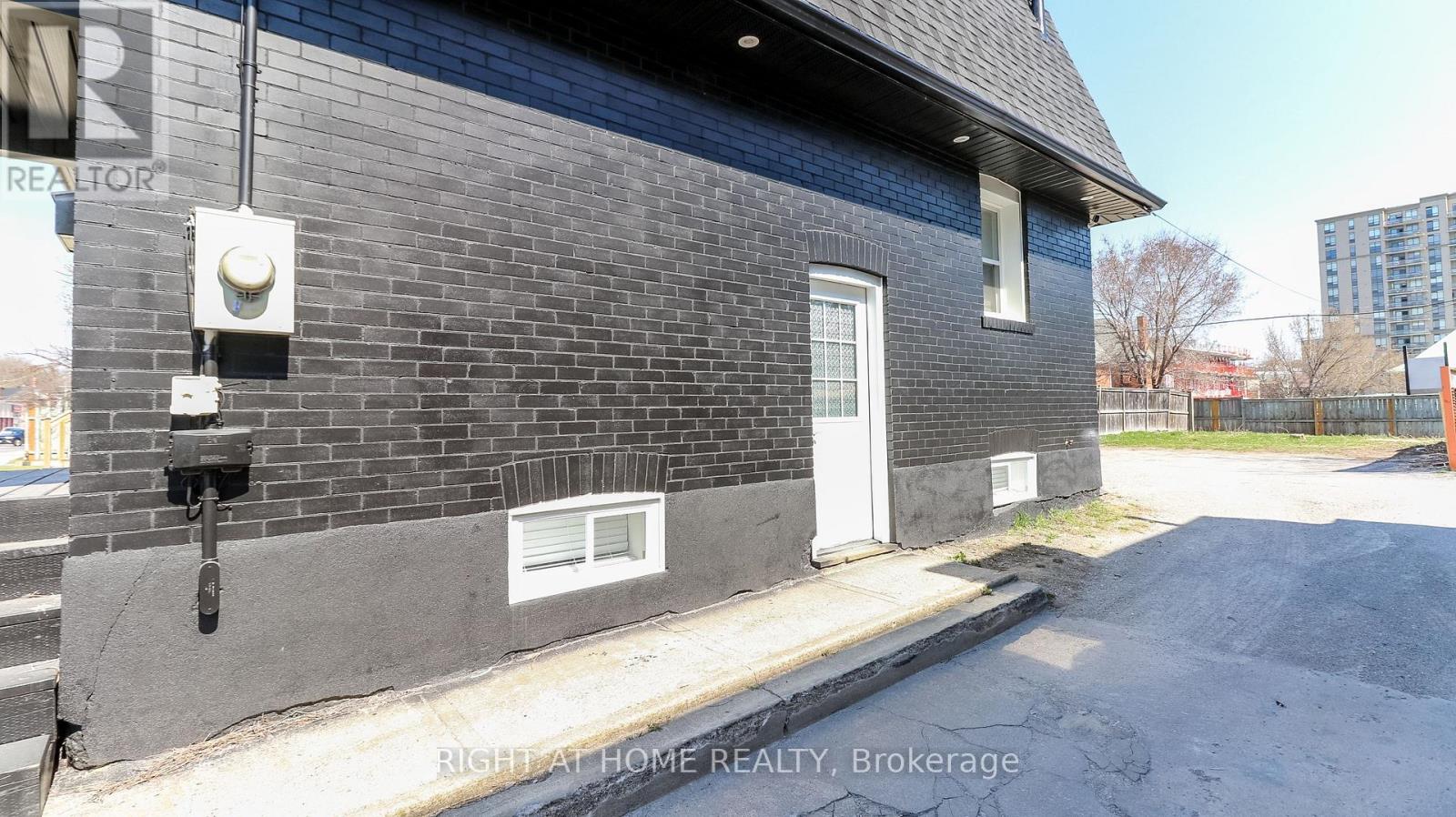 35 Toronto Street, Barrie (City Centre), Ontario L4N 1T8 - Photo 3 - S13411292