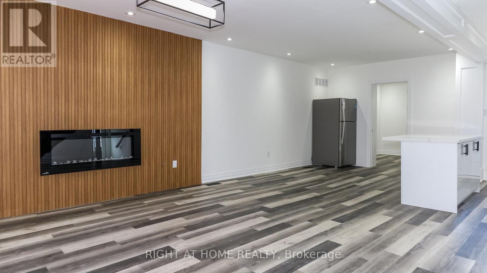 35 Toronto Street, Barrie (City Centre), Ontario L4N 1T8 - Photo 4 - S13411292
