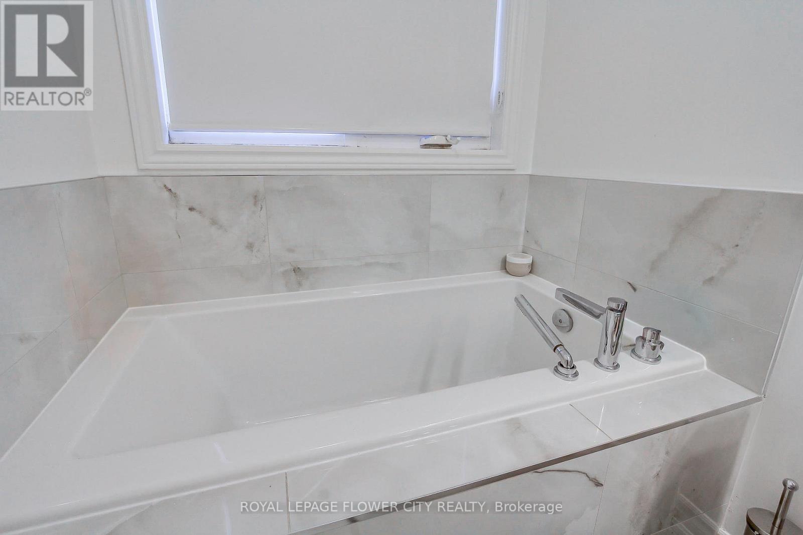 453 Bergamot Avenue, Milton, Ontario  L9E 1T9 - Photo 12 - W13231540
