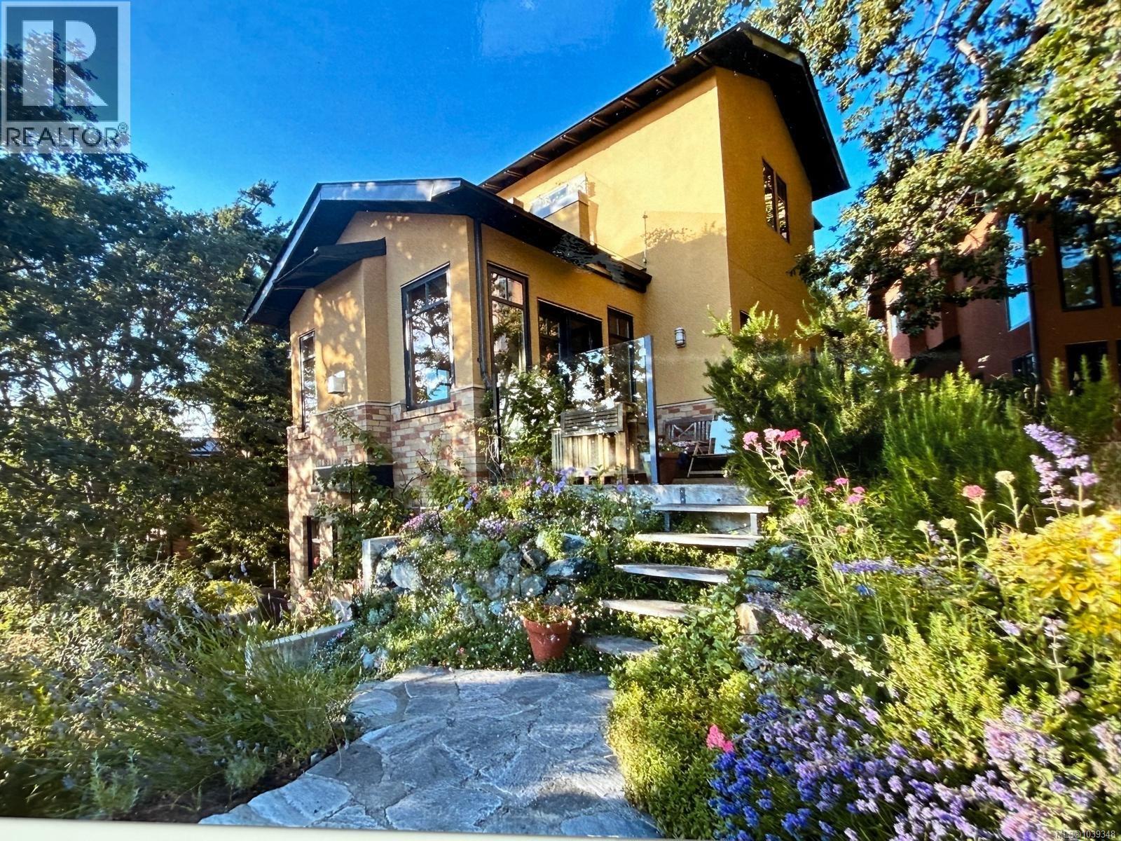 3 849 Dunsmuir Rd