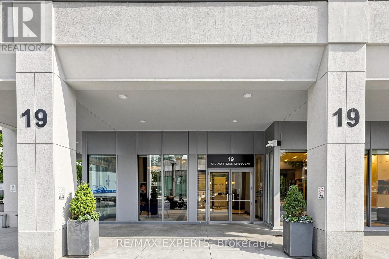 1012 - 19 Grand Trunk Crescent, Toronto, Ontario  M5J 3A3 - Photo 2 - C13411344