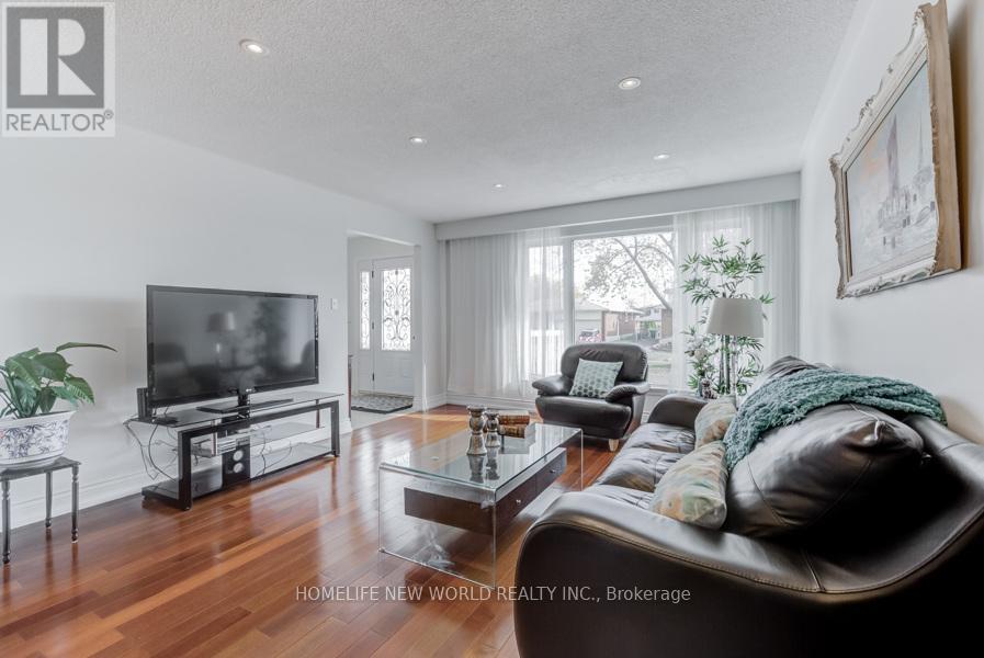 1207 Verhoeven Court, Mississauga, Ontario  L5C 1N5 - Photo 2 - W13411296