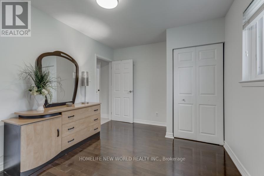 1207 Verhoeven Court, Mississauga, Ontario  L5C 1N5 - Photo 4 - W13411296