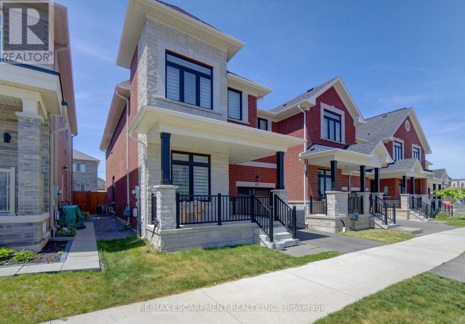 37 Great Falls Boulevard, Hamilton, Ontario  L8B 1X8 - Photo 3 - X13411398