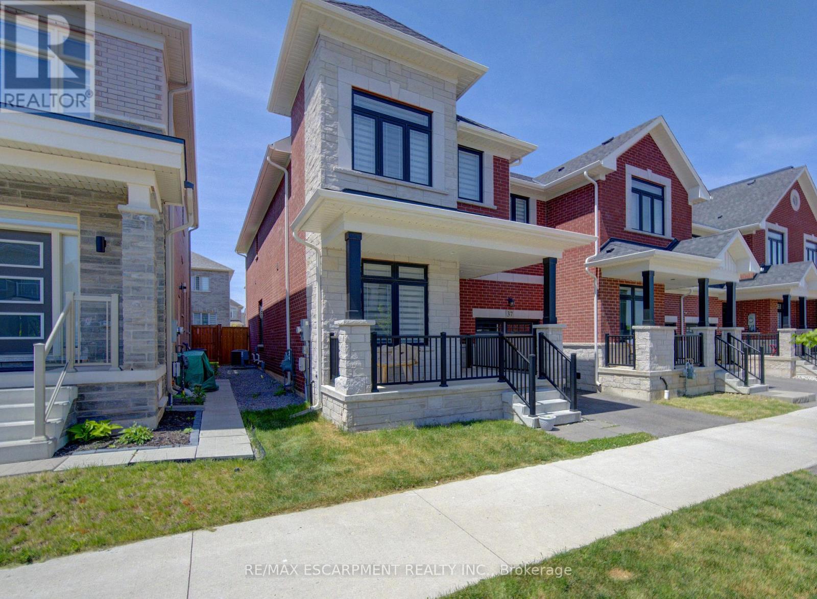 37 Great Falls Boulevard, Hamilton, Ontario  L8B 1X8 - Photo 4 - X13411398