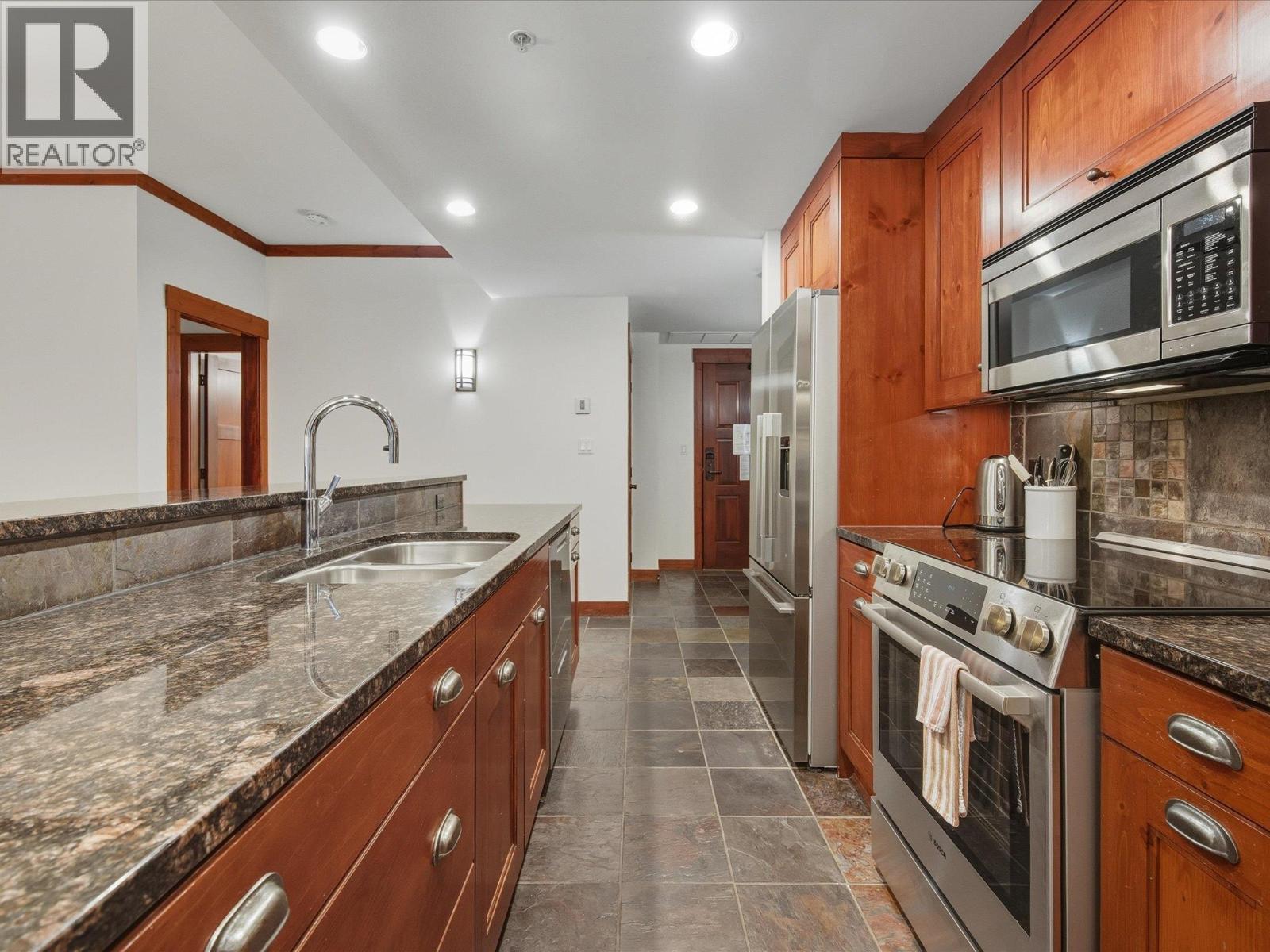 221 2202 Gondola Way, Whistler, British Columbia  V8E 0M7 - Photo 6 - R3074611