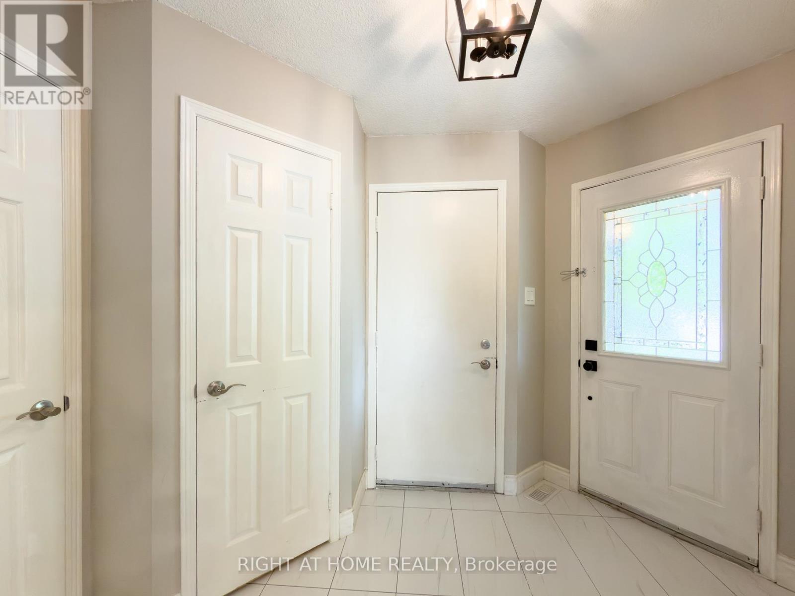 93 Townley Crescent, Brampton, Ontario  L6Z 4T1 - Photo 4 - W13411536