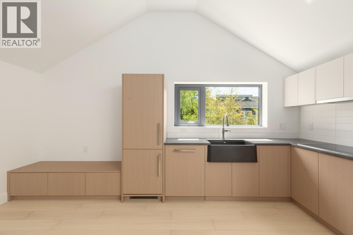 22 W 14th Avenue, Vancouver, British Columbia  V0V 0V0 - Photo 1 - R3090607
