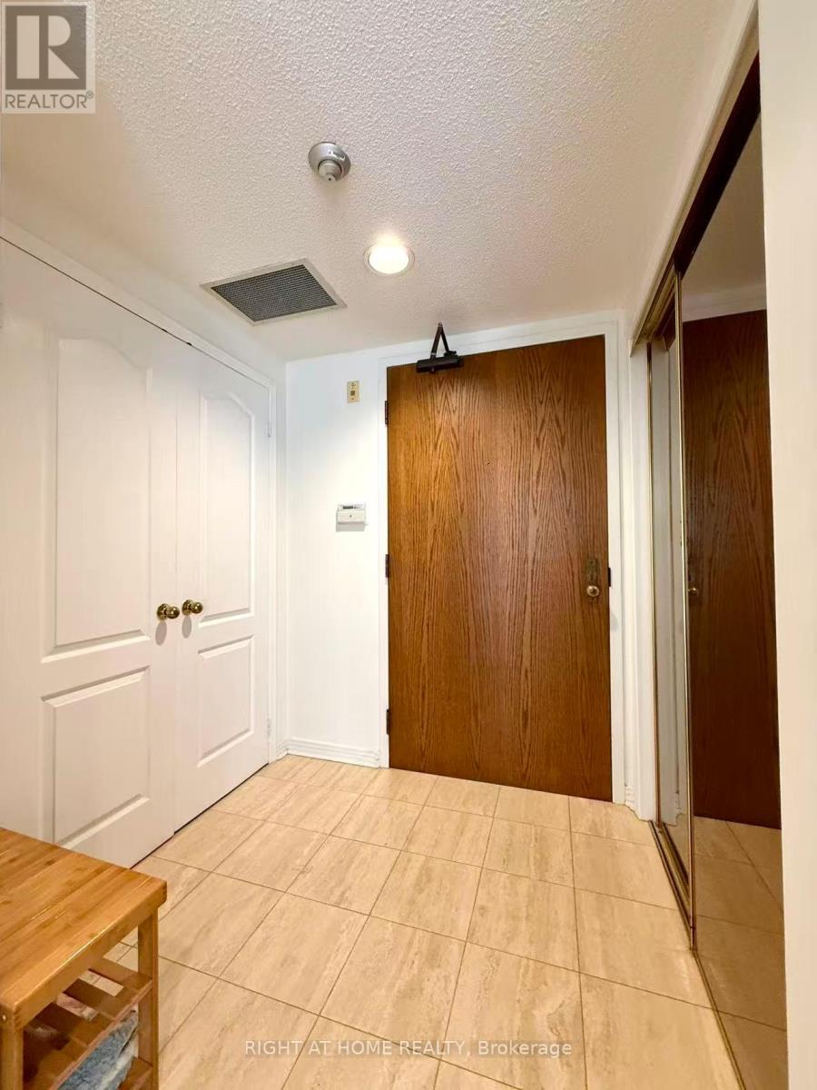 301 - 1901 Pilgrims Way, Oakville, Ontario  L6M 2W9 - Photo 2 - W13411156