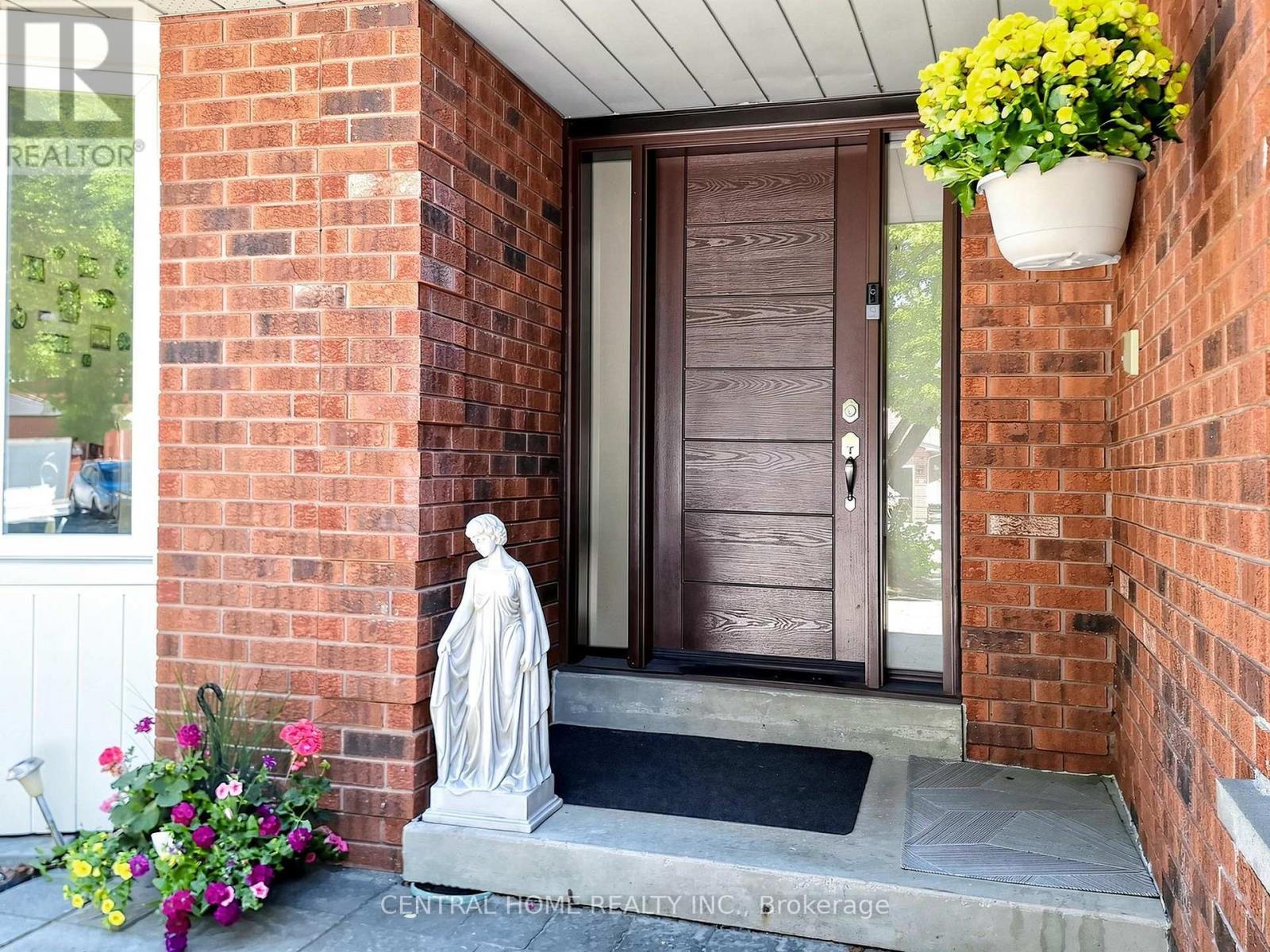 48 Ballard Crescent, Newmarket, Ontario  L3X 1S2 - Photo 2 - N13411620