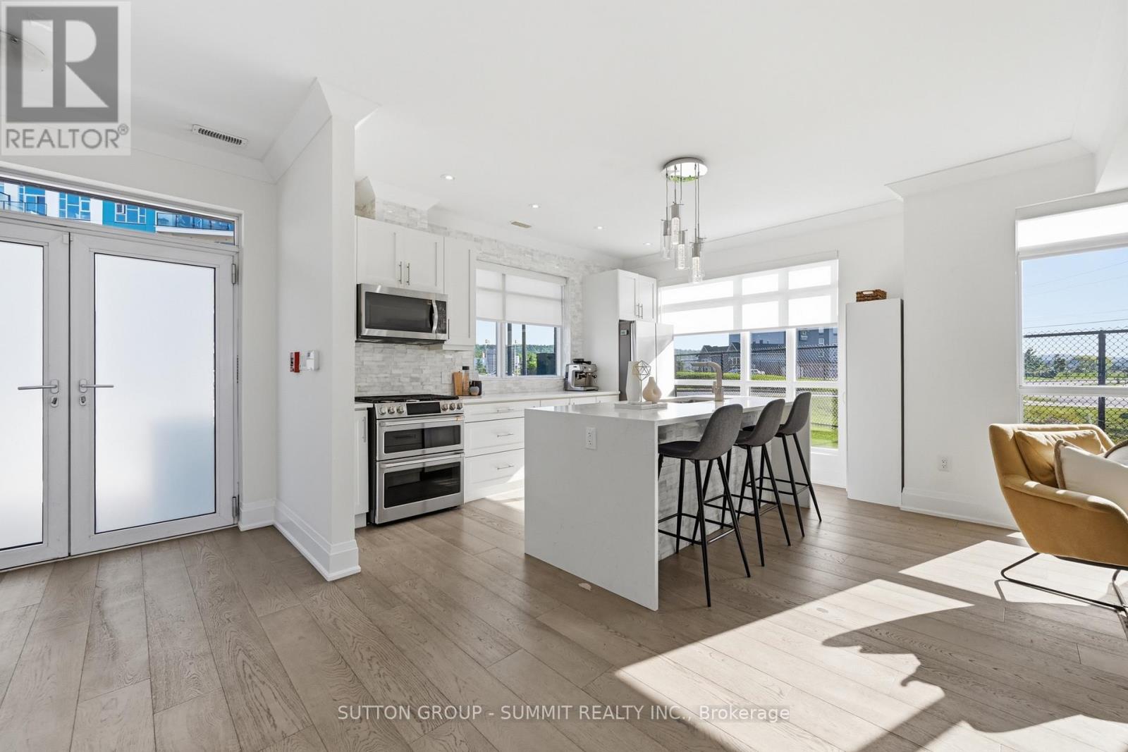 2 Concord Place, Grimsby, Ontario  L3M 0G6 - Photo 4 - X13411694