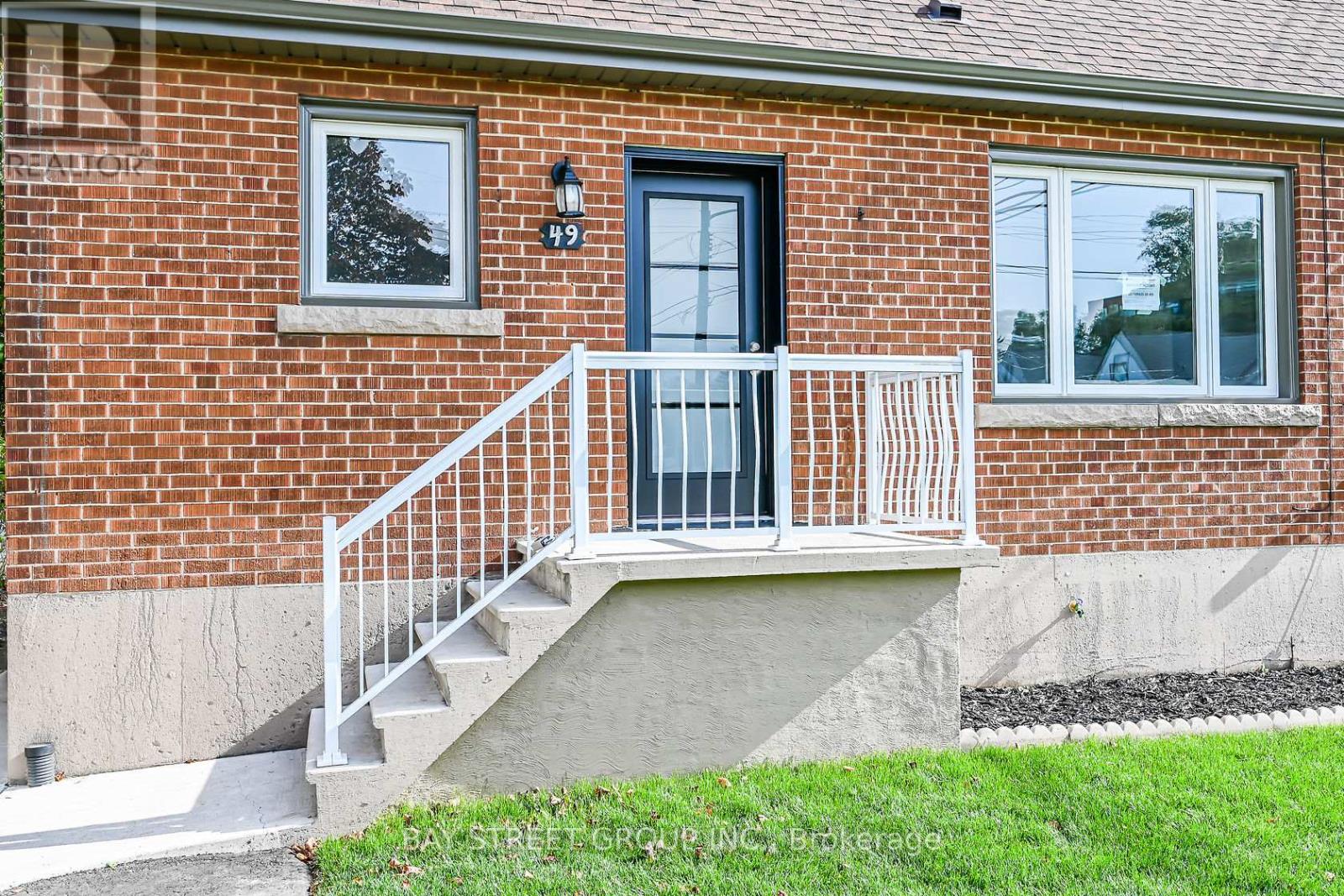 Upper - 49 East 41st Street, Hamilton, Ontario  L8T 2Z4 - Photo 2 - X13411738