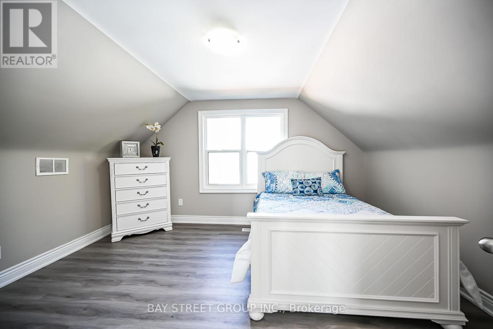 Upper - 49 East 41st Street, Hamilton, Ontario  L8T 2Z4 - Photo 23 - X13411738