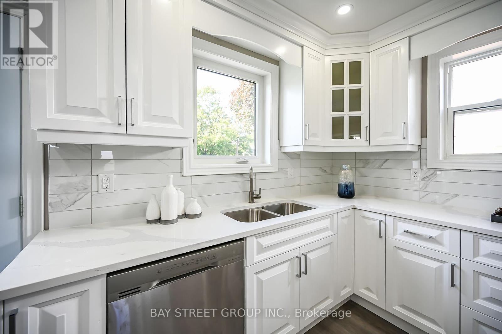 Upper - 49 East 41st Street, Hamilton, Ontario  L8T 2Z4 - Photo 7 - X13411738
