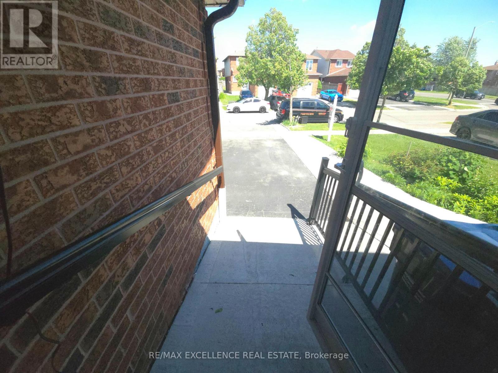 6 Stalbridge Avenue, Brampton, Ontario  L6Y 4H1 - Photo 3 - W13411776