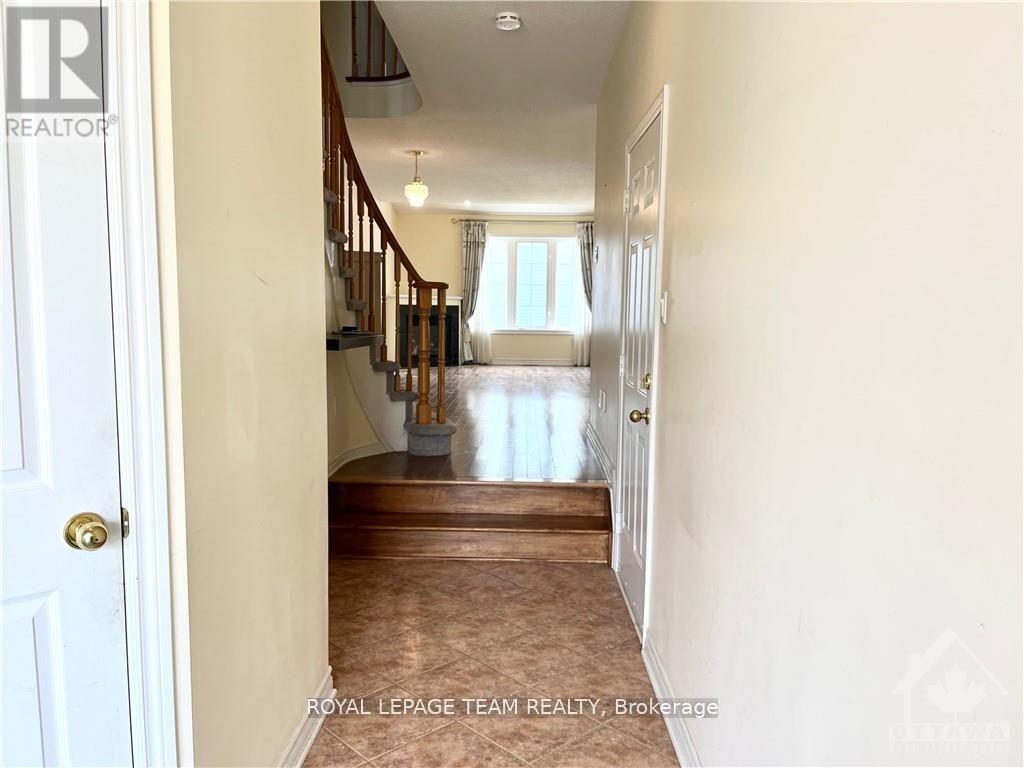 39 Bellrock Drive, Ottawa, Ontario K2K 3J4 - Photo 3 - X13411794