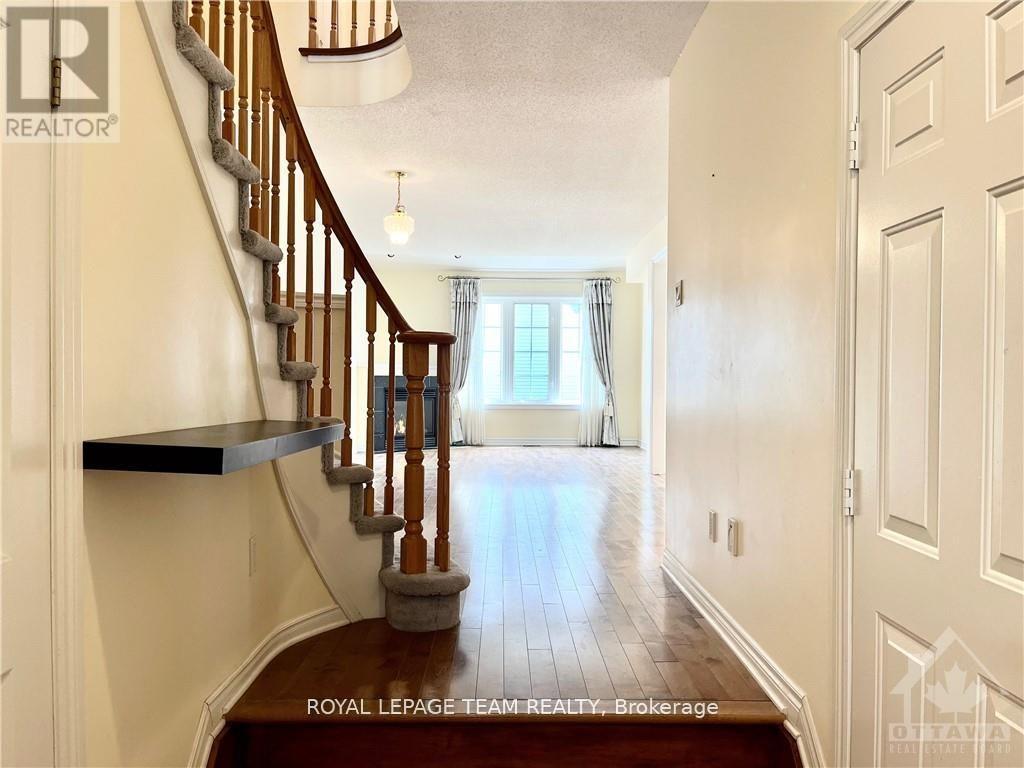39 Bellrock Drive, Ottawa, Ontario K2K 3J4 - Photo 5 - X13411794