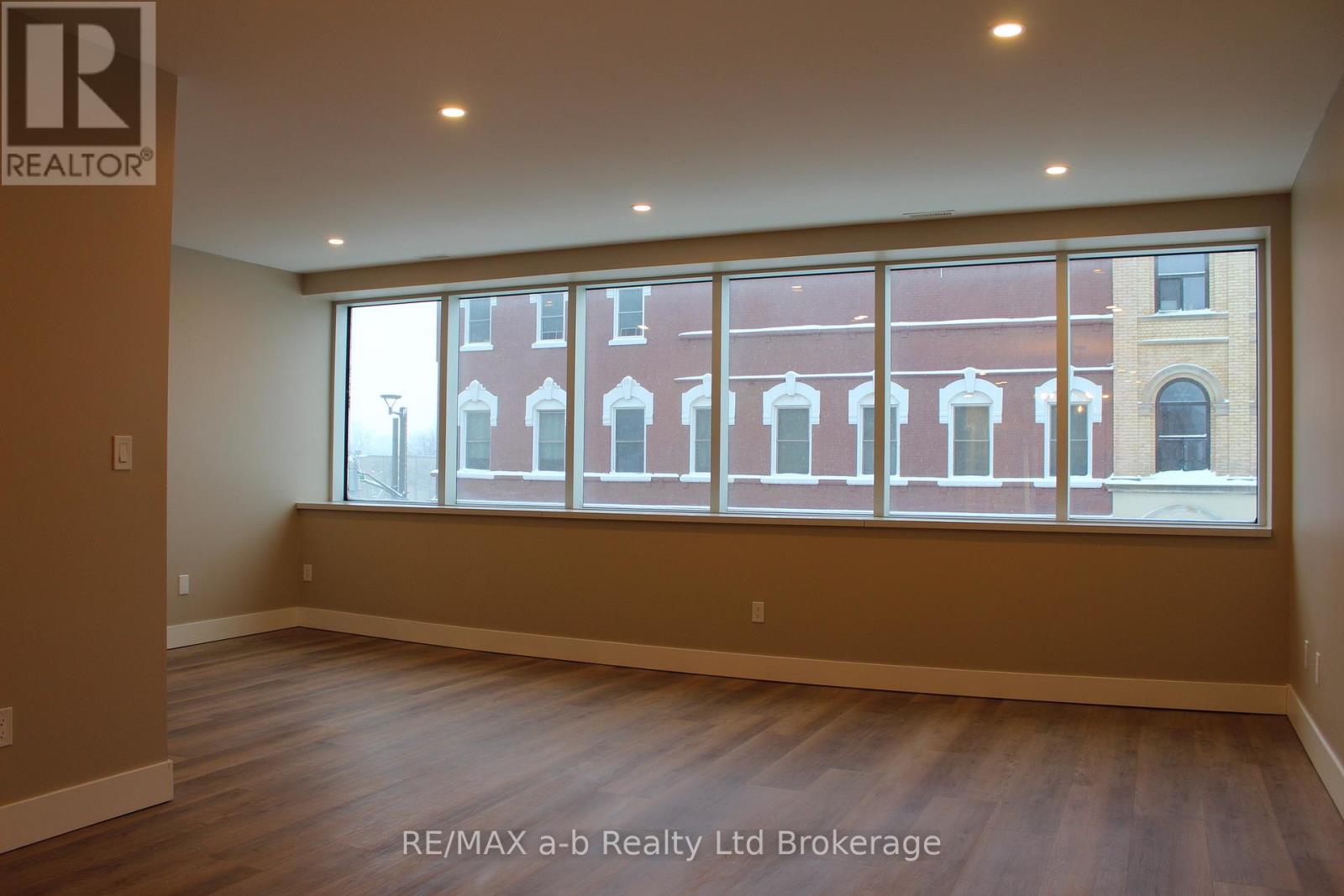 2 - 391 DUNDAS STREET