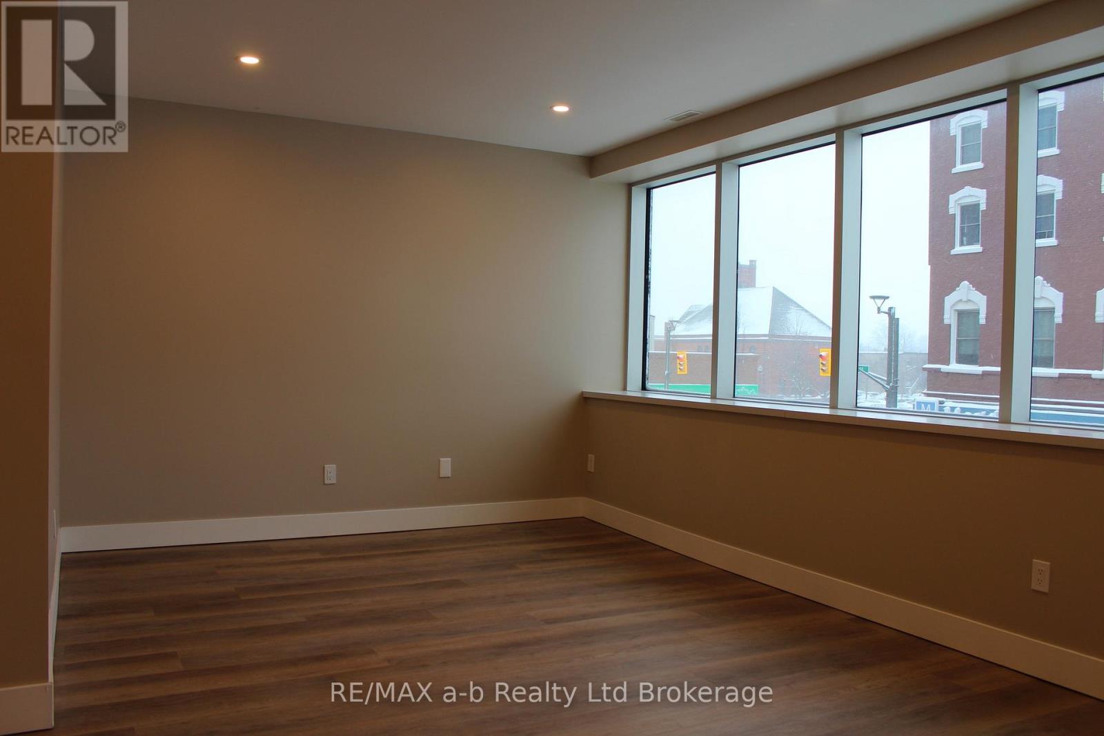 2 - 391 Dundas Street, Woodstock, Ontario  N4S 1B6 - Photo 2 - X13411826