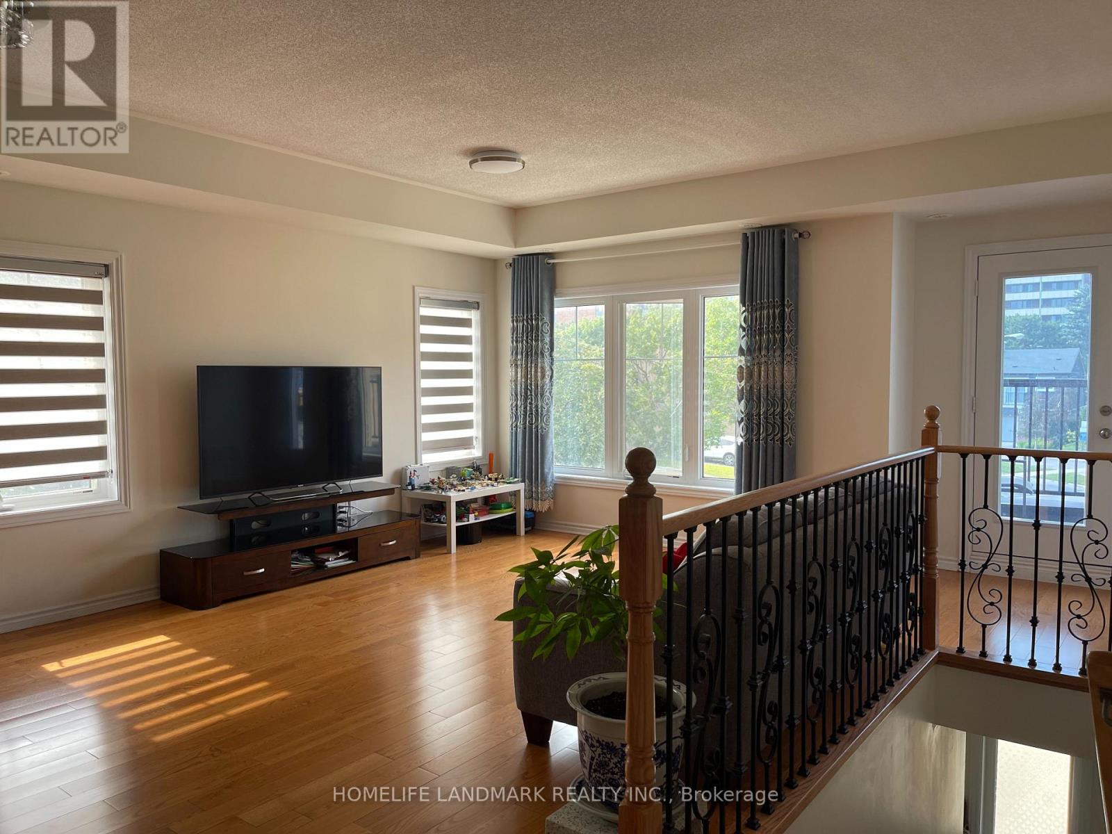 31 - 1 Eaton Park Lane, Toronto, Ontario  M1W 0A5 - Photo 3 - E13411864