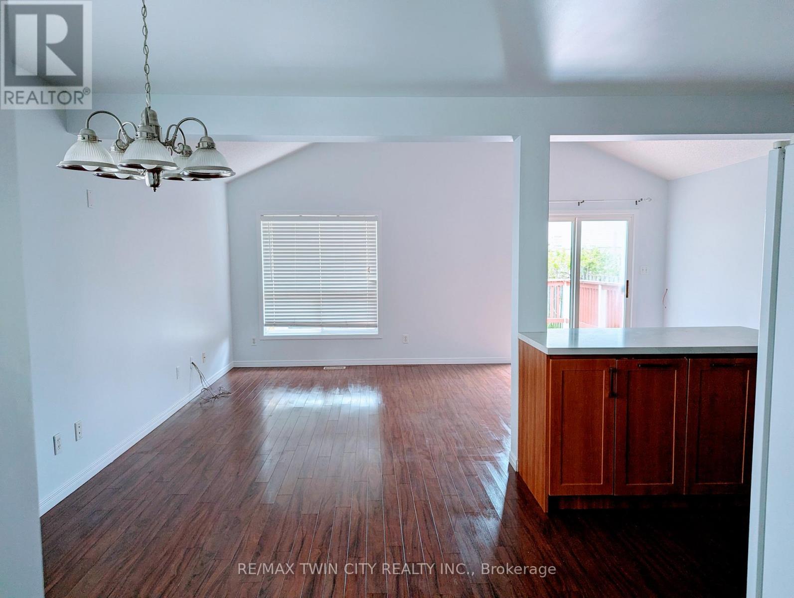 520 Chablis Drive, Waterloo, Ontario  N2T 2X9 - Photo 3 - X13411856