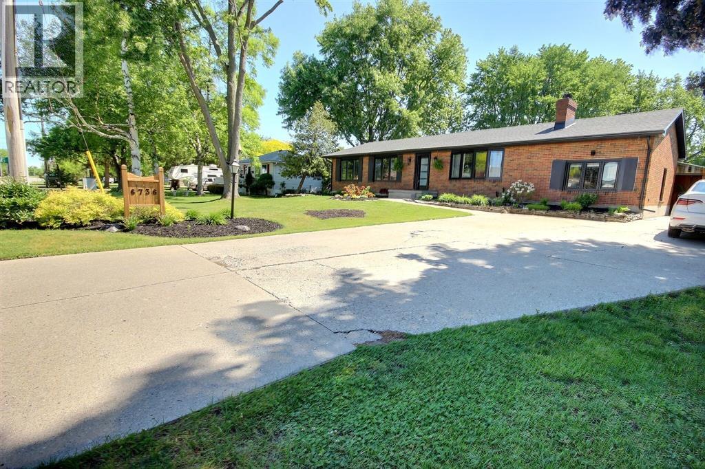 6736 Camlachie Road, Plympton-Wyoming photo 2