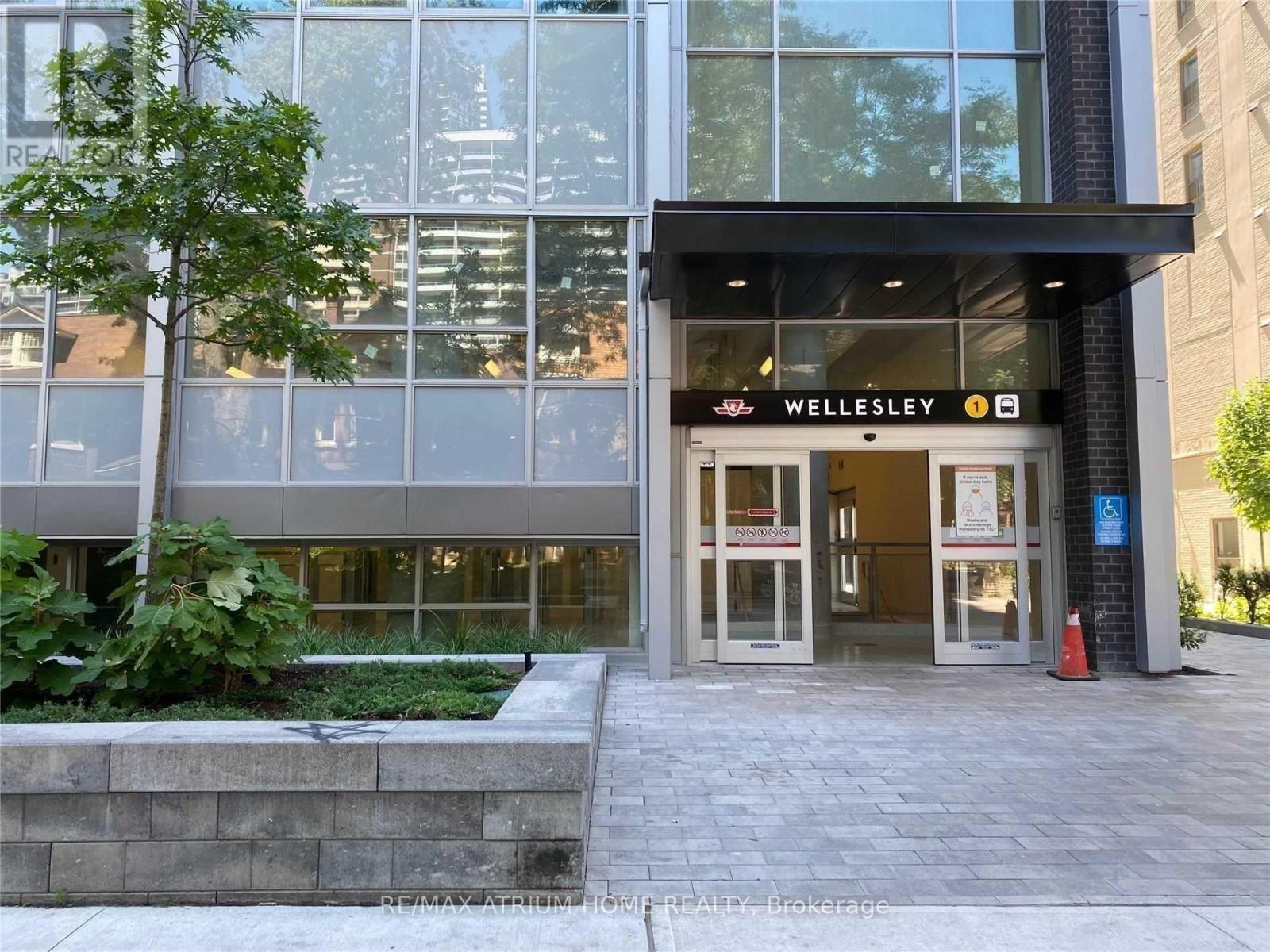 806 - 17 Dundonald Street, Toronto, Ontario  M4Y 0E4 - Photo 3 - C13411926