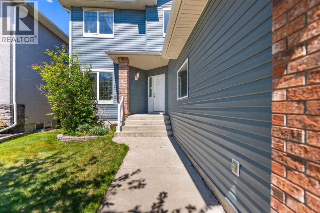90 Royal Highland Road NW, Calgary, Alberta  T3G 4Y4 - Photo 2 - A2312514