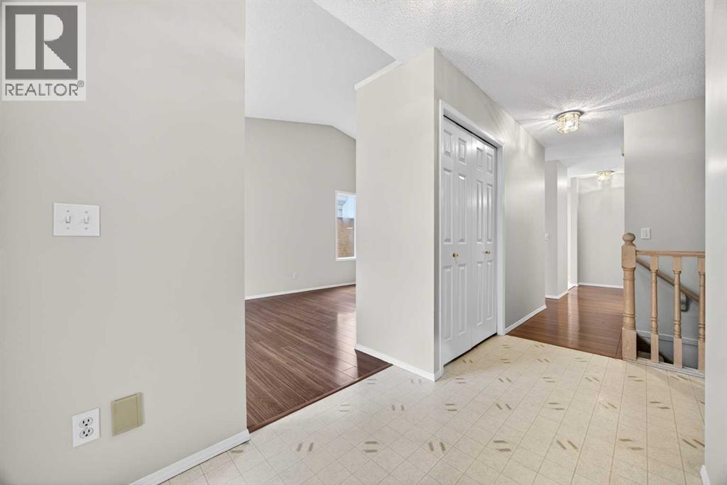 24 Edenwold Green NW, Calgary, Alberta  T3A 5B8 - Photo 4 - A2316452