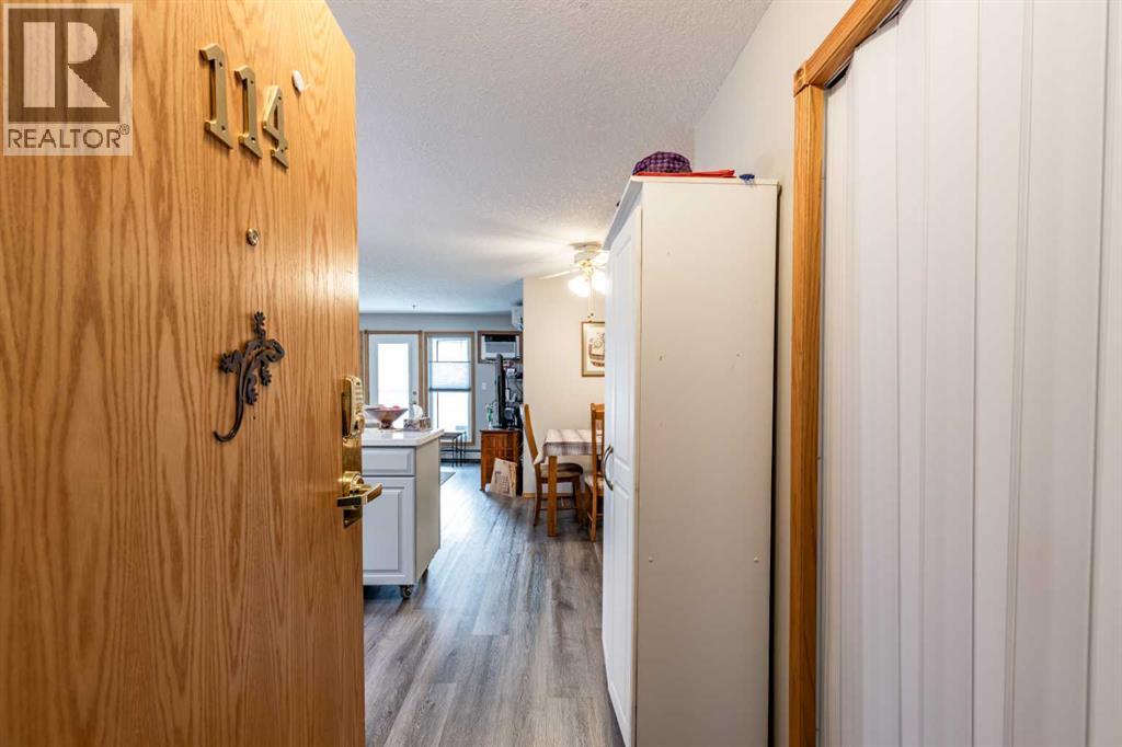 114, 1535 Southview Drive SE, Medicine Hat, Alberta  T1B 4H8 - Photo 2 - A2311694