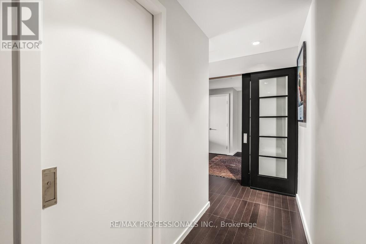 2403 - 180 University Avenue, Toronto, Ontario  M5H 0A2 - Photo 2 - C13412054