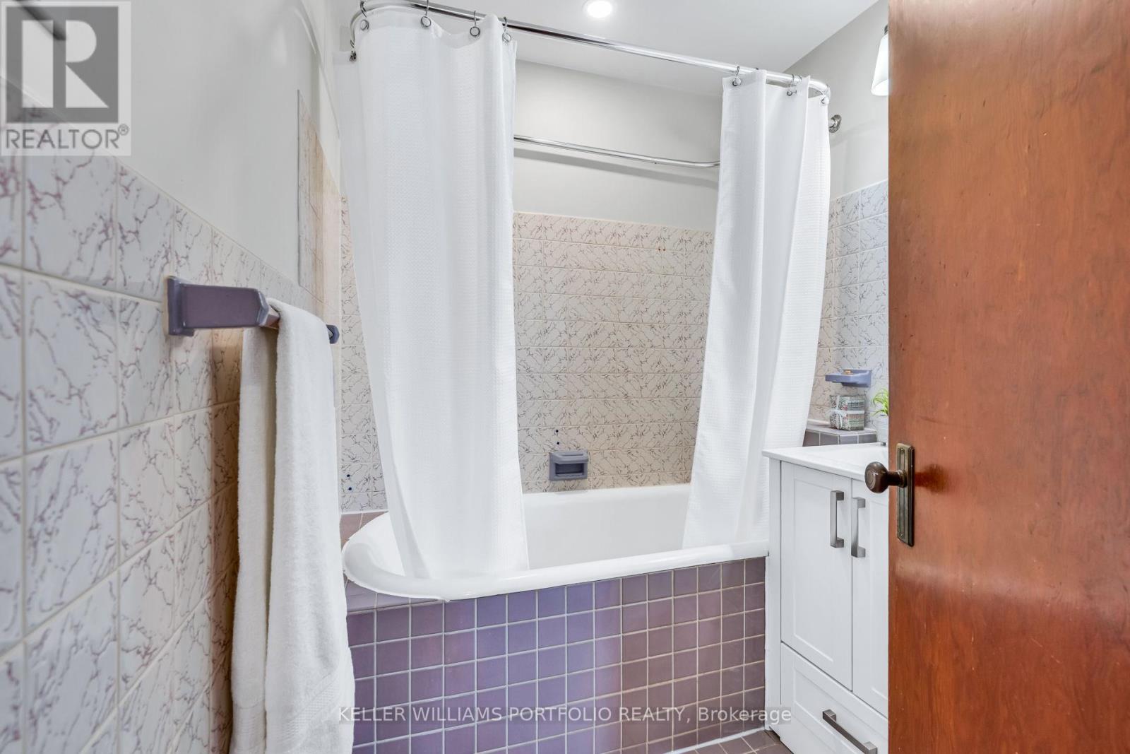 210 Bicknell Avenue, Toronto, Ontario  M6M 4G9 - Photo 20 - W13238628